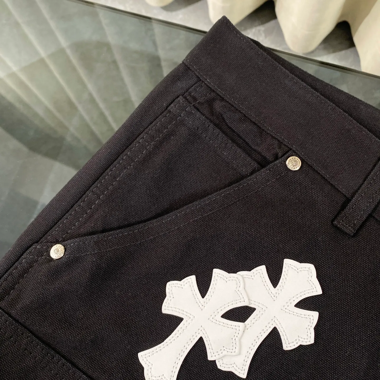 P270 CH Chromehearts American limited edition red and white cross stitched leather black work jeans logging pants. The price is 34W level. The patchwork cross pattern is embellished and the jeans are washed! ! An absolutely high-end luxury product, a 1.9W-level god-level single product, a super popular product, made by top heavy industry, a magic weapon that cannot be missed! [About Zangyin] This is an extremely luxurious fashion brand that can also be called the aristocracy of the high street. It has always been an exclusive brand for some hipsters or rich second generations. Compared with ordinary high streets, it is more luxurious and noble. Compared with luxury brands, it is more fashionable and individual. It has always been a brand that I have a special liking for. [Top heavy industry fashion design] Consistently high-street luxury style. Speaking of this style, the Zangyin family and GU family are definitely the leading representative brands. Especially the Zangyin family has really achieved a state-of-the-art effect in creating high-street style. The unique washed material is used to create this style. The color system is already quite eye-catching. After it is decorated with patchwork cross flowers, it cleverly highlights the charm of the brand. Secondly, this style uses classic The high-waist cutting design highlights the long legs and fashionable temperament of the upper body. The brand is highly recognizable and the slim fit configuration is more suitable for daily wear. It is a product that interprets personality, fashion, and specifications at a glance. This single product is enough to make any fan excited. It can be a white T-shirt for a youthful college style, or a tight suspender for a royal style. It has strong matching ability and can be easily controlled by men.  [Materials and craftsmanship] Needless to say, this point goes without saying. As an excellent craftsman brand, Zangyin’s requirements for details and craftsmanship are really perfect. The washed color of this model has gone through so many processes, not to mention the embellishment of denim appliques. It is also purely hand-made and sewn. Just like what they believe in, only hand-made things have soul and have the meaning of wear. A top-notch heavy-duty fashionable denim item, I look forward to your perfect interpretation! !  Color: Black Size: 28-36
